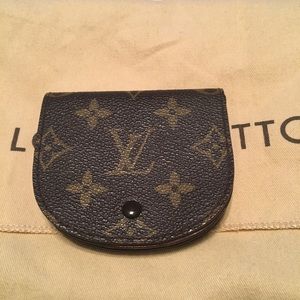 Authentic vintage LOUIS VUITTON coin purse.